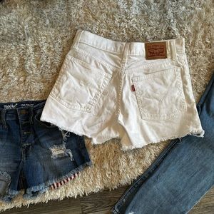 White Levi shorts size 29